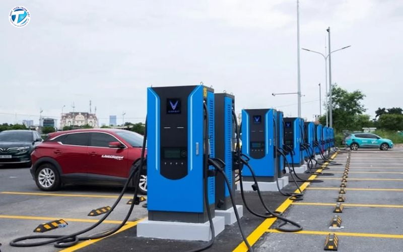 Việc mở rộng mạng lưới trạm sạc pin xe điện góp phần thúc đẩy quá trình chuyển đổi sang giao thông xanh tại Việt Nam
